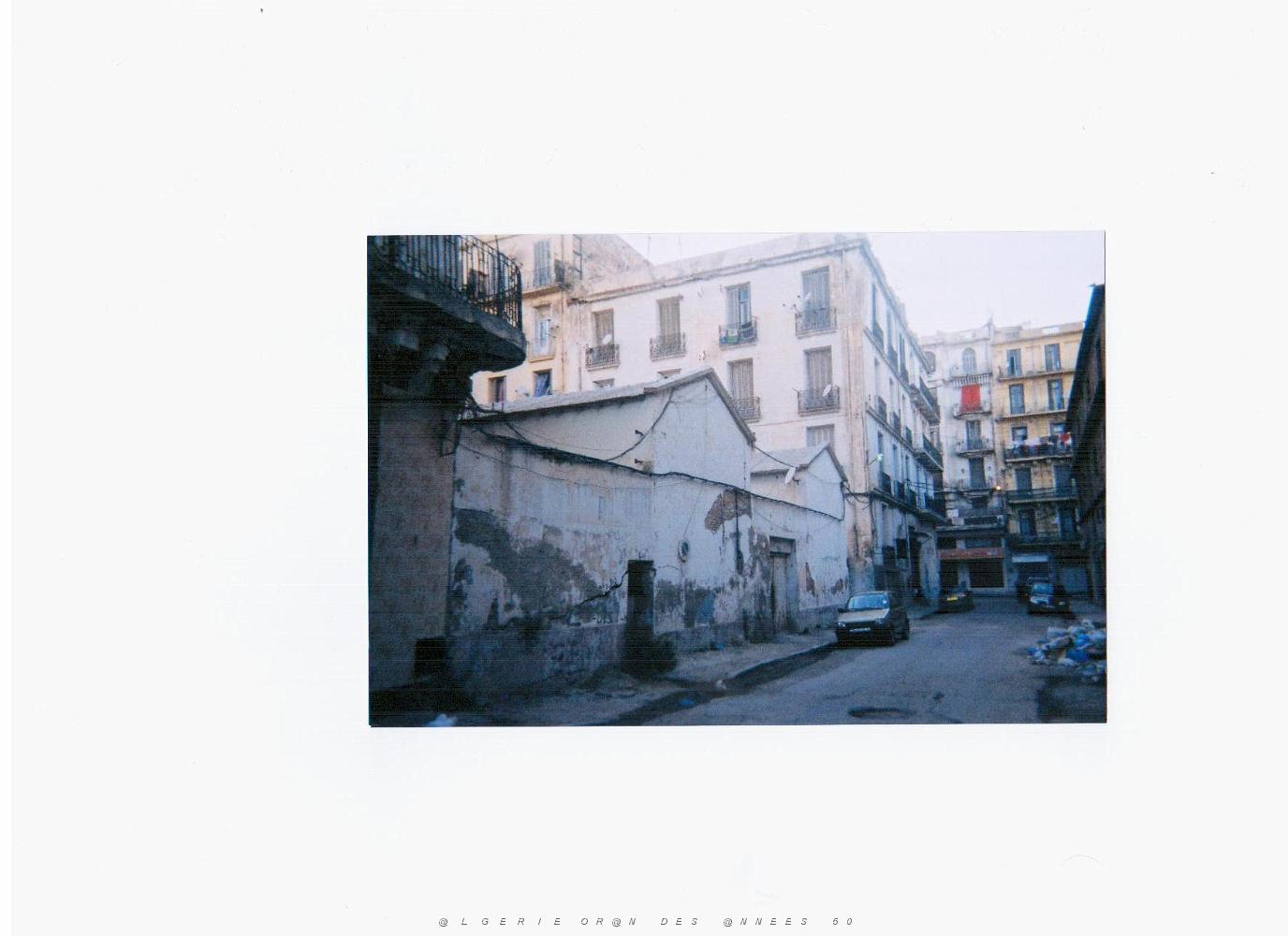 rue du cirque sur la gauche a cote de la voiture cetait l'ecole montaigne et au fond le bld du 21  zouave a oran.jpg
